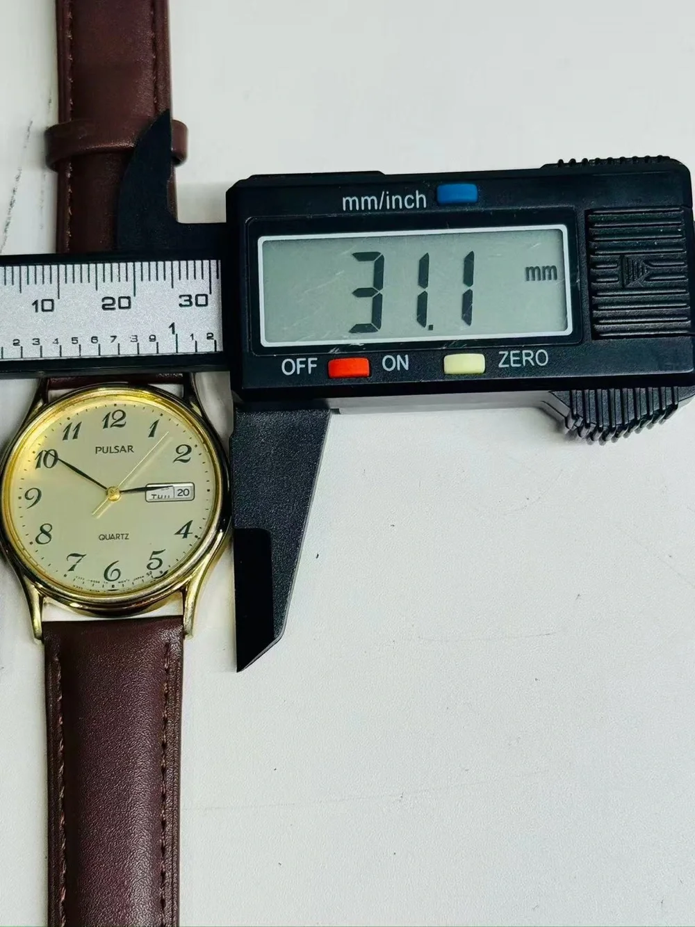 Vintage Pulsar Men’s Quartz Watch Gold Tone 31mm Day Date New Battery Runs